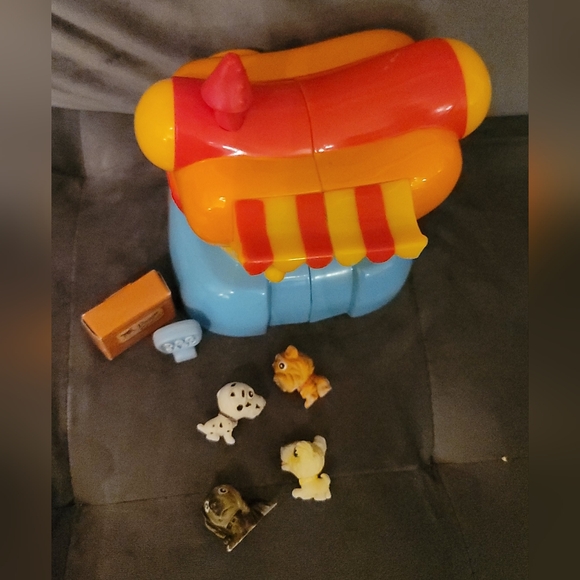 Snubbies Hotdog House & Dogs - Picture 2 of 3